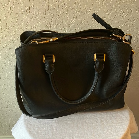 Michael Kors: Black Sheila Medium Faux Saffiano Leather Satchel- Gold Tone - Picture 8 of 15